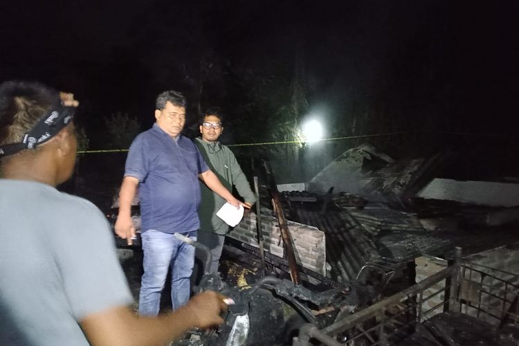 Polisi saat melakukan olah tempat kejadian perkara (TKP) di rumah Suhardi Sagala (35) pria yang rumahnya dibakar kakak kandungnya di Kabupaten Serdang Bedagai, Rabu (16/4/2025)