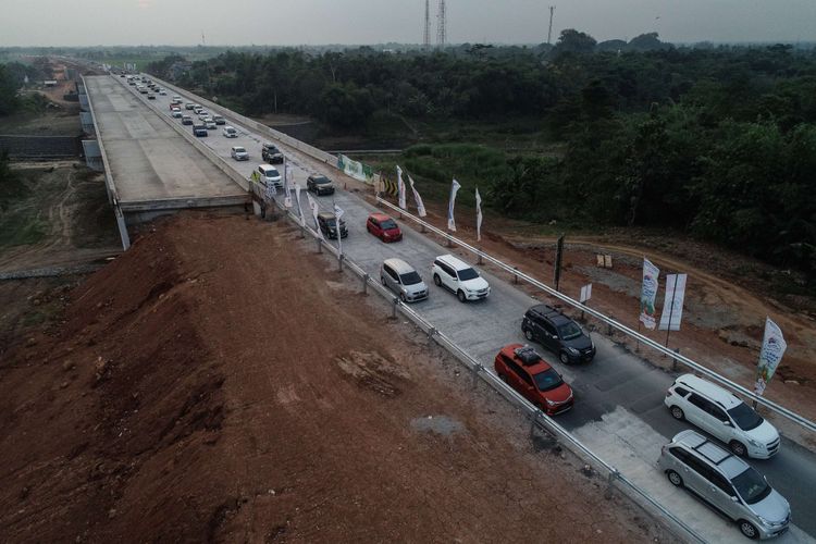 Foto udara kendaraan pemudik melintas di ruas Tol Pemalang-Batang, Jawa Tengah, Senin (11/6/2018). Jalan tol tersebut merupakan tol fungsional yang dibuka selama 24 jam hingga H+7 Lebaran.