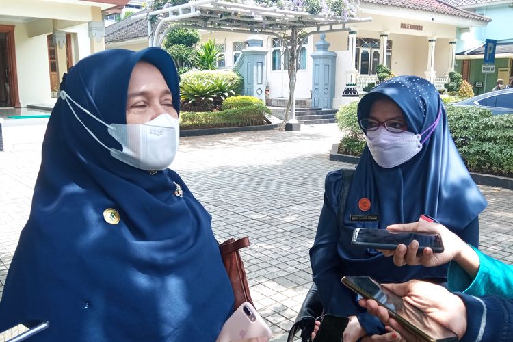 Kepala dinkes DIY Pembajun (kiri) didampingi kepala dinkes Kota DIY Emma Rahmi Aryani, di Kepatihan Selasa (16/3/2021)