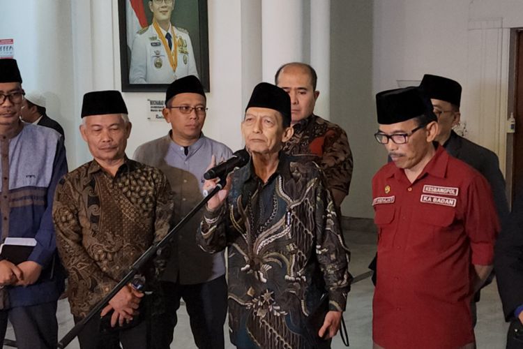 Ketua investigasi Badruzzaman M Yunus saat memberikan keterangan kepada wartawan usai menggelar pertemuan dengan Panji Gumilang di Gedung Sate, Kota Bandung, Jawa Barat, Jumat (23/6/2023) malam.