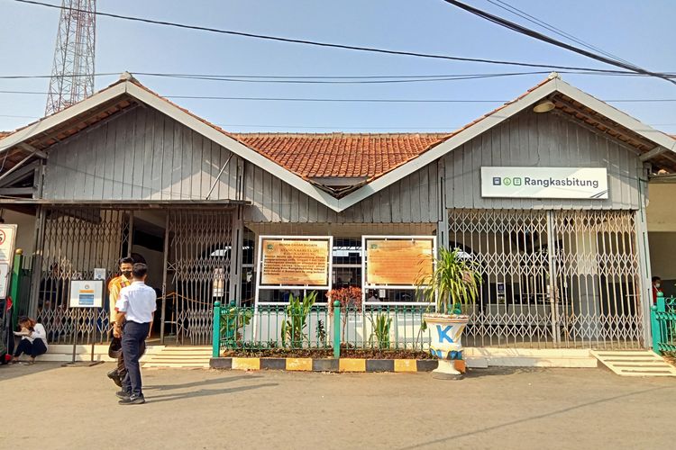 Pintu masuk KA lokal di Stasiun Rangkasbitung.