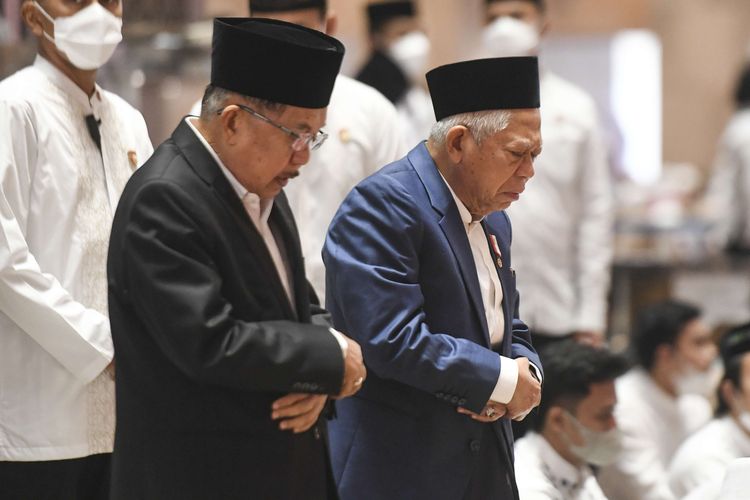Wakil Presiden Ma'ruf Amin (kanan) dan Wakil Presiden ke-10 dan ke-12 Jusuf Kalla melaksanakan Shalat Tahiyatul Masjid sebelum melaksanakan Shalat Idul Fitri di Masjid Istiqlal, Jakarta, Sabtu (22/4/2023). Pemerintah menetapkan Hari Raya Idul Fitri 1 Syawal 1444 H pada Sabtu (22/4).