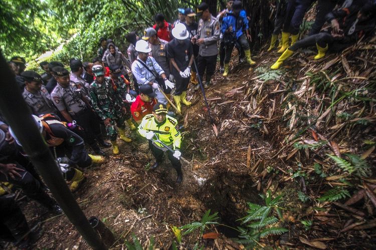 Kapolres Bogor AKBP Muhammad Joni (tengah) memimpin tim gabungan TNI-Polri bersama aparat terkait saat menutup lubang tambang emas pada operasi penertiban penambang emas tanpa izin (PETI) di Kampung Cipanganten, Gunung Pongkor, Bogor, Jawa Barat, Rabu (15/1/2020).  Penertiban pulahan lubang ilegal di area tambang milik PT Aneka Tambang tersebut untuk menertibkan para penambang liar melakukan aksi pencurian emas milik negara serta sebagai pencegahan bencana longsor akibat penambangan liar. ANTARA FOTO. ANTARA FOTO/Yulius Satria Wijaya/hp.