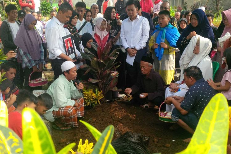 Suasana pemakaman almarhum Firmansyah Akbar di taman pemakaman umum (TPU) Kampung Nagrak Kaler, Desa Nagrak, Kecamatan Cisaat, Sukabumi, Jawa Barat, Selasa (13/11/2018).