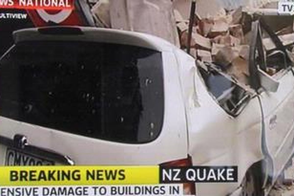 Gambar televisi menunjukkan mobil yang hancur akibat kerusakan  yang disebabkan oleh gempa berkekuatan 6,3 skala Richter yang melanda kota Christchurch, Selasa (22/2/2011). Beberapa orang dolaporkan tewas tewas dalam itu yang merobohkan bangunan, memicu kebakaran dan membuat panik warga. 
