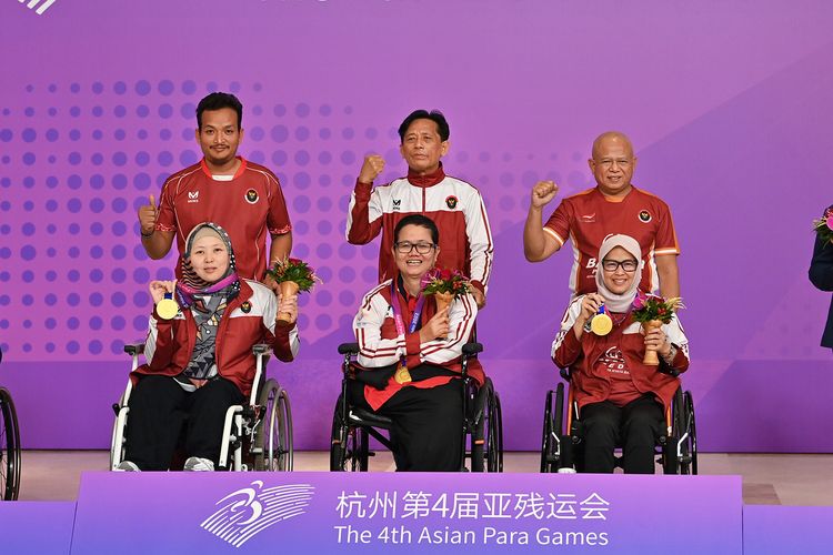 Yuni, Nasip Farta Simanja, dan Lilis Herna Yulia meraih medali emas Asian Para Games 2022 cabor catur di nomor Women's Team Standard PI di Hangzhou Qi-Yuan (Zhili), China, Kamis (26/10/2023). 