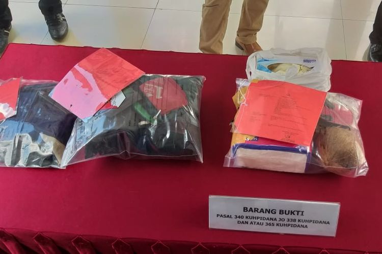 Barang bukti berupa karet ban serta pakaian milik MZ (24) seorang calon pendeta yang ditemukan tewas di Kabupaten Ogan Komering Ilir, Sumatera Selatan, Jumat (29/3/2019).