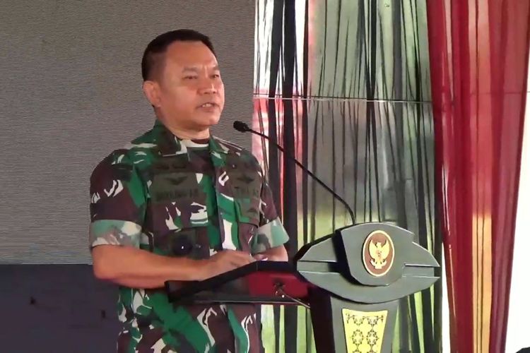 KSAD Jenderal Dudung ketika sambutan dalam kunjungan kerja di Kabupaten Tulungagung Jawa Timur, Jumat (07/10/2022).
