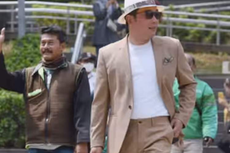 Gubernur Jawa Barat Ridwan Kamil tak mau melewatkan kesempatan untuk ikut catwalk di lokasi penyeberangan yang berada di kawasan Dukuh Atas, Jakarta Pusat, pada Rabu (20/7/2022).