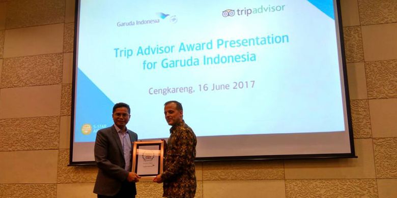 Dirut PT Garuda Indonesia, Pahala N Mansury menerima penghargaan dari Vice President Flights TripAdvisor, Jami Counter