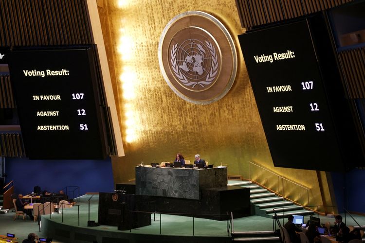 Layar menunjukkan hasil persetujuan resolusi untuk mendukung perdamaian di Ukraina, dalam pertemuan Sidang Umum PBB tentang Ukraina di Markas Besar PBB di New York, Amerika Serikat, Selasa (24/2/2026).