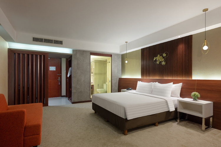 Kamar Junior Suite The Alana Yogyakarta Hotel dan Convention Center. 