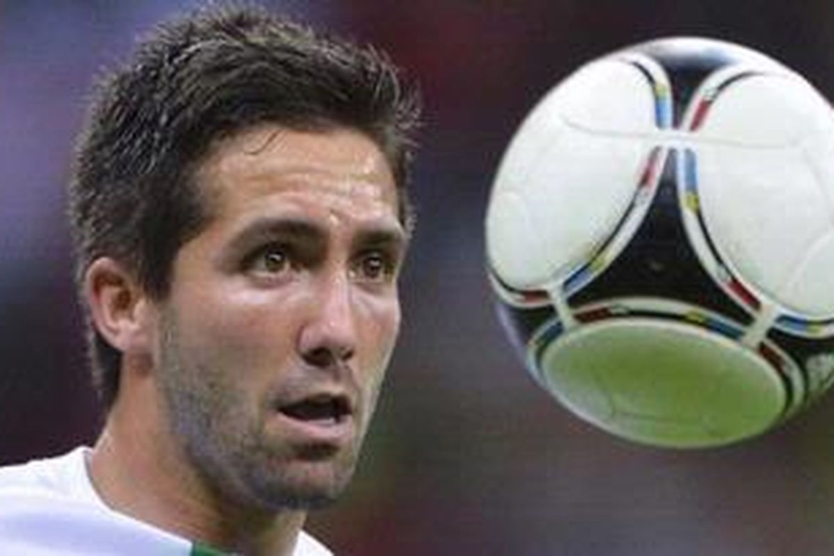 Gelandang tim nasional Portugal, Joao Moutinho, menghadapi bola dalam laga perempat final Piala Eropa 2012 saat berhadapan dengan timnas Ceko, Kamis (21/6/2012), di Stadion Nasional di Warsawa.