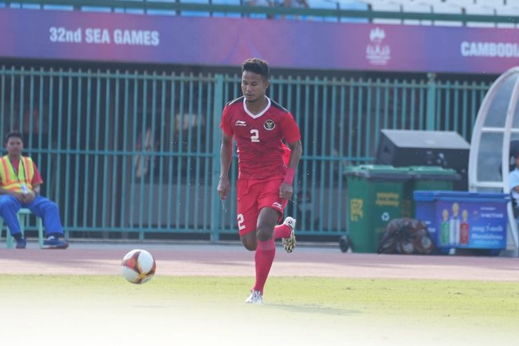 Bek timnas U22 Indonesia Bagas Kaffa membawa bola dalam laga lanjutan fase grup sepak bola SEA Games 2023 kontra Myanmar. Laga timnas U22 Indonesia vs Myanmar berlangsung di Stadion Nasional Olimpiade, Phnom Penh, Kamboja, pada Kamis (4/5/2023) sore WIB.