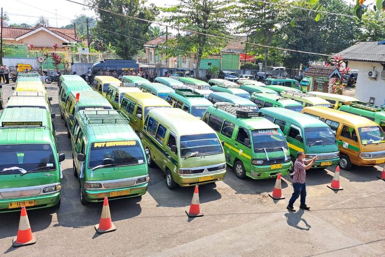 Angkudes jalur Baturraden parkir di Kantor Dinas Perhubungan (Dinhub) Banyumas, Jawa Tengah, Rabu (30/8/2023).