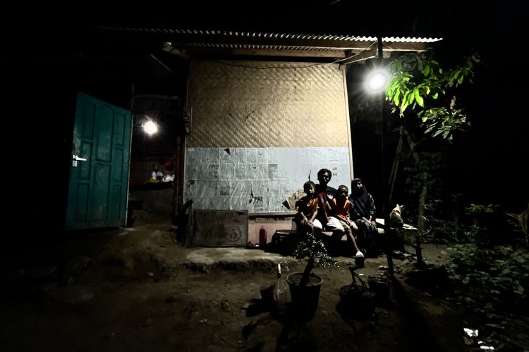 Malam-malam Panjang Keluarga Endan di Gubuk Tak Layak di Pangandaran