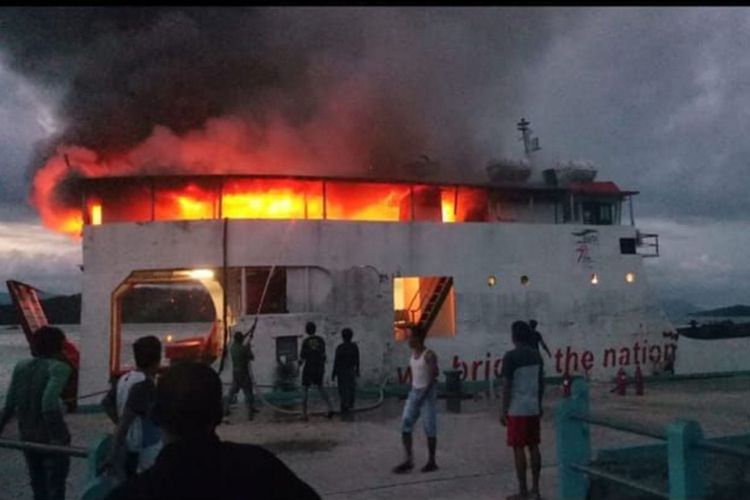 Kapal PT. ASDP Indonesia Ferry atau yang lebih dikenal kapal Roll on ? Roll (Roro) tujuan Pelabuhan Jagoh-Penarik, Kabupaten Lingga, Kepulauan Riau (Kepri) mengalami kebakaran sekitar pukul 18.25 WIB, Rabu (30/5/2018)