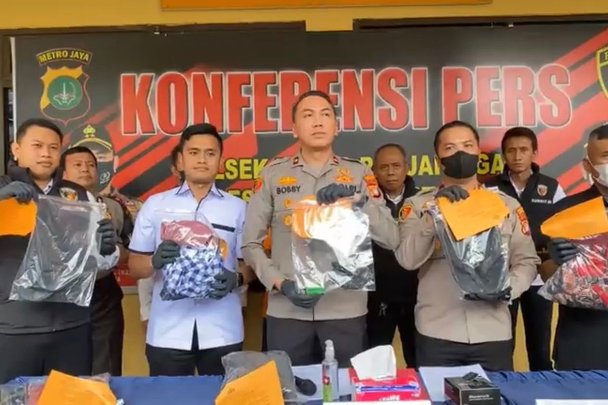 Kapolsek Metro Penjaringan Kompol M Probandono Bobby Danuardi beserta jajarannya menunjukkan barang bukti berkait kasus pembakaran di Penjaringan, Jakarta Utara, Senin (9/1/2023). Plastik berisi bensin dan korek digunakan pelaku untuk membakar dua orang hidup-hidup di Penjaringan. 