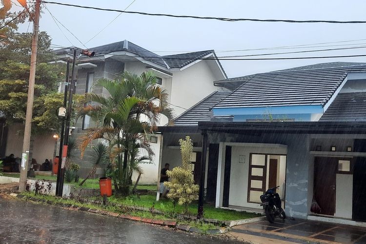 Rumah Duka almarhum Wali Kota Bandung Oded Muhammad Danial di Perumahan Braga Kota Tasikmalaya terlihat sedang mempersiapkan penyambutan kedatangan jenazah meski diguyur hujan deras, Jumat (10/12/2021).