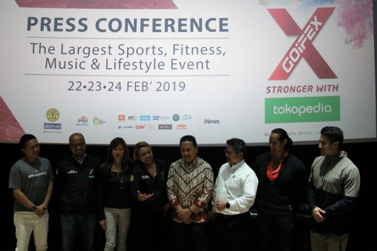 Berfoto dari kiri ke kanan, Vice President Specs Active Ryan Tirta, VP Marketing Tokopedia Andi Joewarsa, CEO WNE Rosalind Ng, CEO Goifex Dina Carol, Kepala Bekraf Triawan Munaf, dan CEO Golds Gym Indonesia Francis Wanandi, pelaku olahraga kebugaran Ade Rai, serta ikon Goifex Bobby Ida, saat peluncuran Goifex 2019 di Jakarta, Selasa (19/2/2019).  
