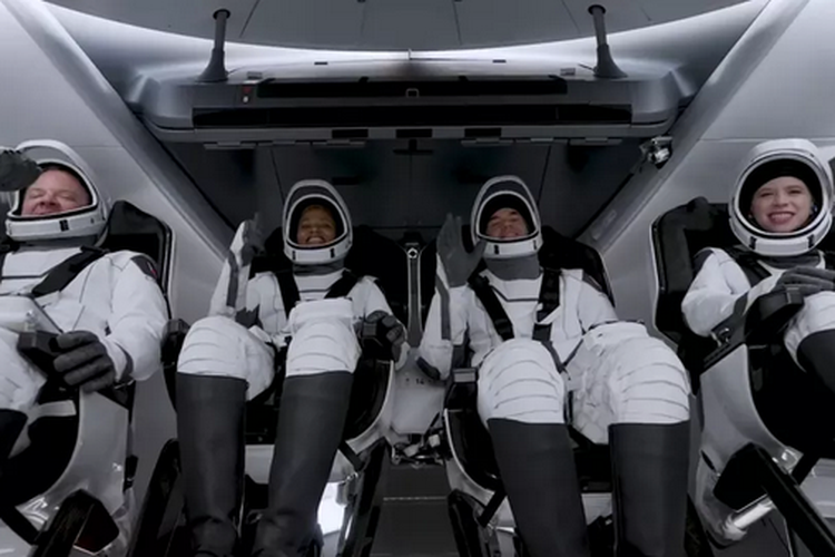 4 warga sipil yang menjadi kru Inspiration4 di dalam SpaceX's Crew Dragon Resilience saat mereka menunggu peluncuran di atas NASA's Pad 39A di Kennedy Space Center di Florida pada 15 September 2021. Dari kiri: Chris Sembroski, Sian Proctor, Jared Isaacman dan Hayley Arceneaux. 