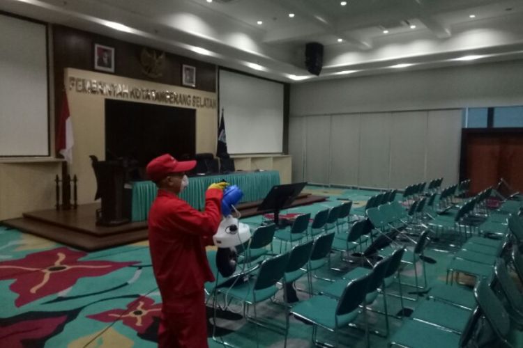 Berbagai upaya pencegahan dilakukan oleh Pemerintah Kota (Pemkot) Tangerang Selatan dalam melakukan pencegahan penyebaran virus corona di lingkungannya. Salah satunya dengan melakukan penyemprotan disinfektan pada gedung Pemkot, Senin (16/3/2020).