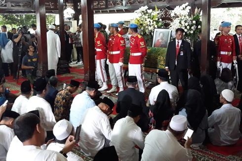 Ma'ruf Amin Pimpin Shalat Jenazah di Rumah Duka Cikeas