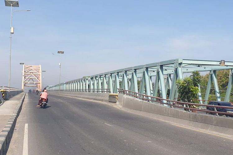 Jembatan Sembayat baru (kiri) yang bakal ditutup, lantaran agenda perbaikan pada oprit jembatan yang bakal dilaksanakan mulai 1 Juli 2022. *** Local Caption *** Jembatan Sembayat baru (kiri) yang bakal ditutup, lantaran agenda perbaikan pada oprit jembatan yang bakal dilaksanakan mulai 1 Juli 2022.