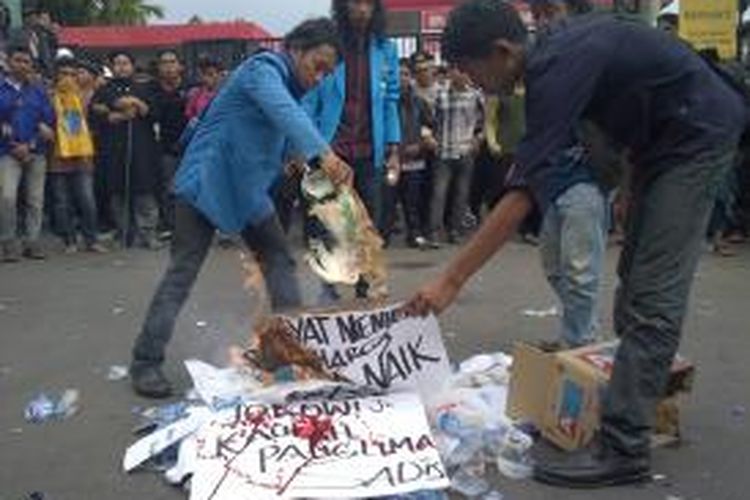 Ratusan mahasiswa dari PMII Malang, menyembelih ayam dan gelar shalat ghaib sebagai bentuk kekecewaan pada pemerintah Jokowi-JK. Selasa (18/11/2014).