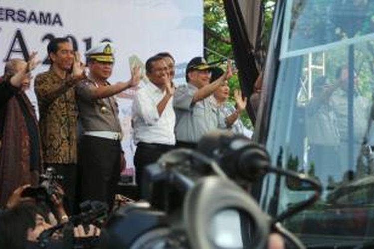 Gubernur DKI Jakarta Joko Widodo (berbatik, dua dari kiri) dan Menteri BUMN Dahlan Iskan (tengah, berkemeja putih) serta beberapa pejabat tinggi negara melepas keberangkatan pemudik bersama oleh Jasa Raharja di Senayan, Jakarta, Kamis (1/8/2013).