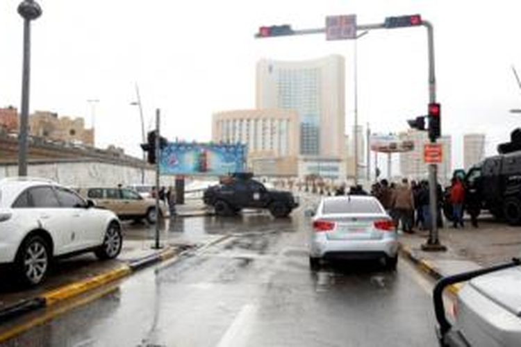 Aparat keamanan Tripoli, Libya mengepung hotel Corinthia setelah sekelompok orang bersenjata menyerbu ke dalam hotel mewah tersebut, Selasa (27/1/2015).