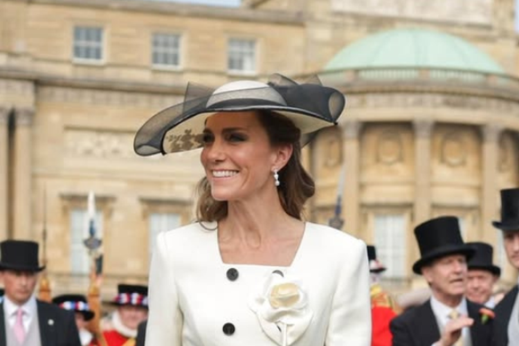 Hadiri Pesta Kebun, Kate Middleton Tampil Elegan dalam Rok Polkadot