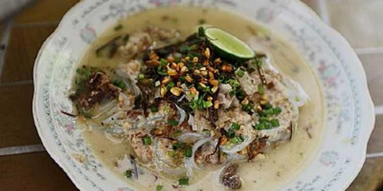 Soto daging Madura dengan bumbu kacang.