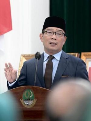 Gubernur Jawa Barat Ridwan Kamil saat menghadiri pelantikan pengurus Pergubi DPD Jabar, di Aula Barat Gedung Sate Bandung, Sabtu (11/12/21).
