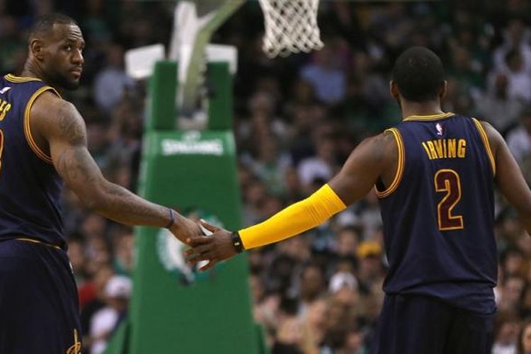 Pemain Cleveland Cavaliers, LeBron James (kiri) dan Kyrie Irving, bereaksi saat bertanding melawan Boston Celtics pada gim keempat babak play-off NBA di TD Garden, Boston, Minggu (26/4/2015). Cavaliers menang 101-93.