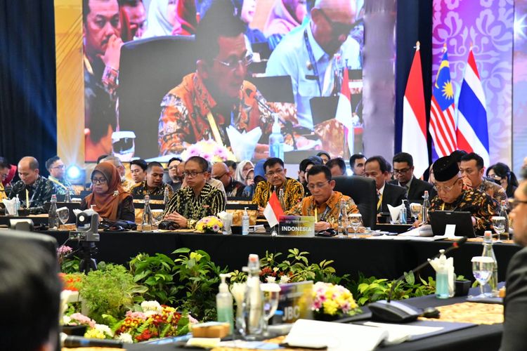 Atas nama Indonesia, Pemerintah Provinsi Kepulauan Riau (Kepri) sukses memimpin  pertemuan Forum Menteri dan Gubernur dari 3 negara yakni Indonesia, Malaysia & Thailand di Batam, Kamis (28/9/2023).