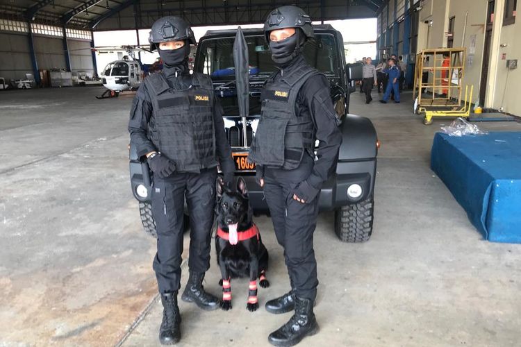 Bripda Martina Nila (kiri) bersama Anita, anjing jenis herder personel unit K-9 di Ditpolsatwa Korsabhara Baharkam Polri, di Mako Polisi Udara, Pamulang, Tangerang Selatan, Rabu (4/12/2019).