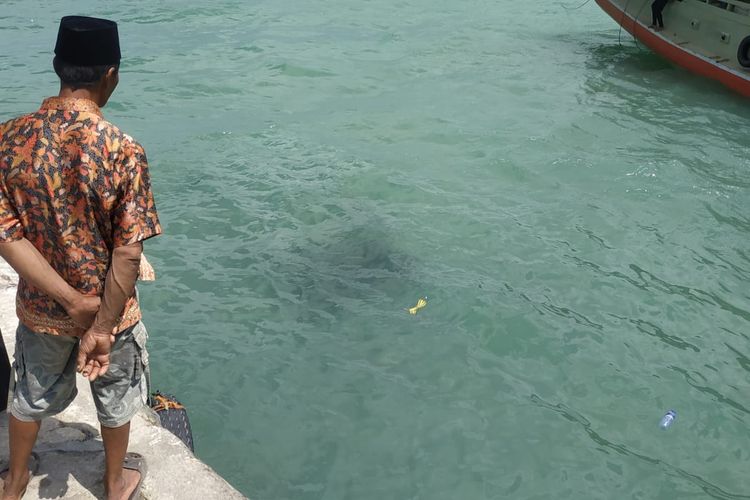 Satu unit mobil pikap tercebur ke dalam Laut di pelabuhan Dungkek, Desa Lapa Laok, Kecamatan Dungkek, Kabupaten Sumenep, Rabu (7/8/2022).