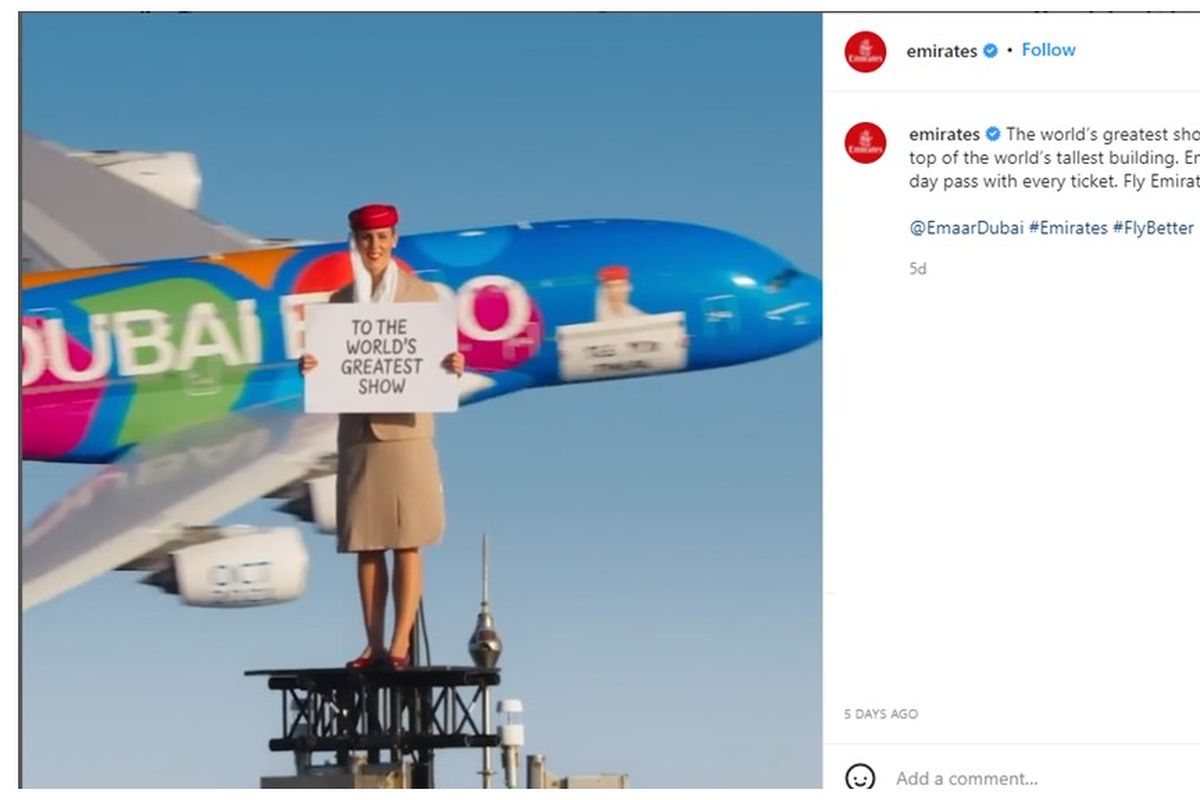 Wanita berseragam pramugari maskapai Emirates berdiri di pucuk Burj Khalifa untuk iklan Dubai Expo