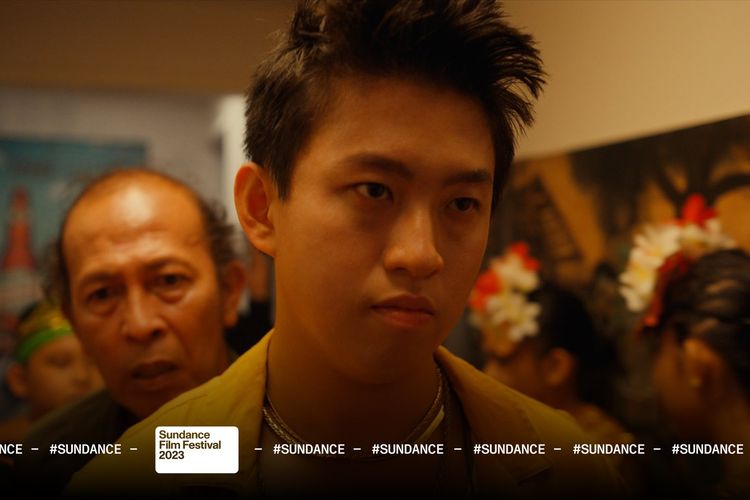 Rapper Rich Brian (kanan) dan aktor Yayu Unru (kiri) membintangi film musikal bertajuk Jamojaya yang disutradarai oleh Justin Chon. Film ini akan debut di Sundance Film Festival yang akan berlangsung pada 19 hingga 29 Januari 2023.