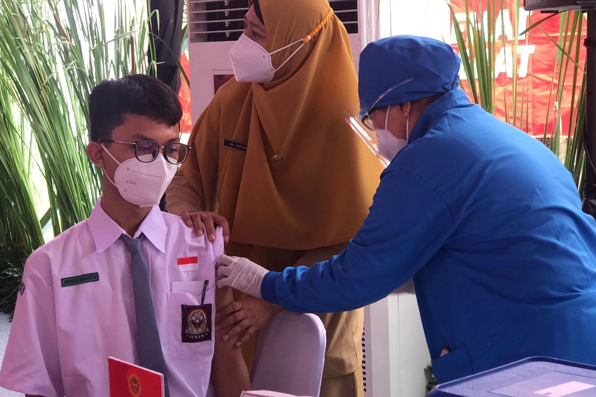 Vaksinasi pelajar dan door to door yang digelar Badan Intelijen Negara (BIN) di Kabupaten Sukoharjo dan Kabupaten Klaten, Senin (13/9/2021).