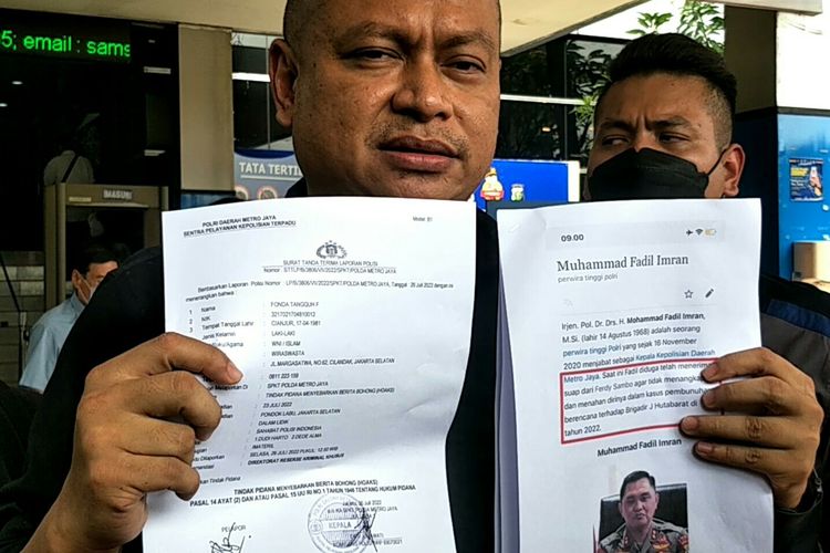 Ketua Umum Ormas Sobat Polri Indonesia Fonda Tangguh melaporkan akun anonim penyunting artikel Kapolda Metro Jaya Irjen Fadil Imran ke Polda Metro Jaya, Selasa (26/7/2022).