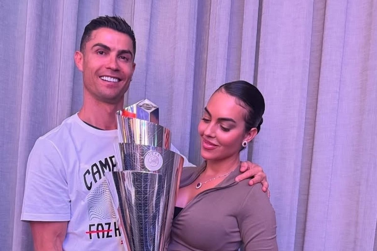 Cristiano Ronaldo dan Georgina Rodríguez berfoto bersama.