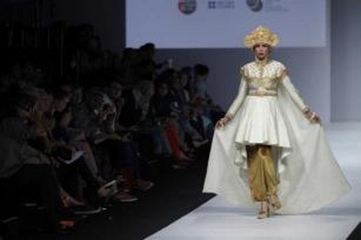 Model memperagakan busana karya Dian Pelangi dalam acara Jakarta Fashion Week 2015, di Senayan City, Jakarta, Sabtu (1/11/2014). Acara yang berlangsung selama satu pekan ini akan menghadirkan beragam karya busana dari desainer dalam dan luar negeri sebagai referensi tren mode pada 2015. KOMPAS IMAGES/RODERICK ADRIAN MOZES