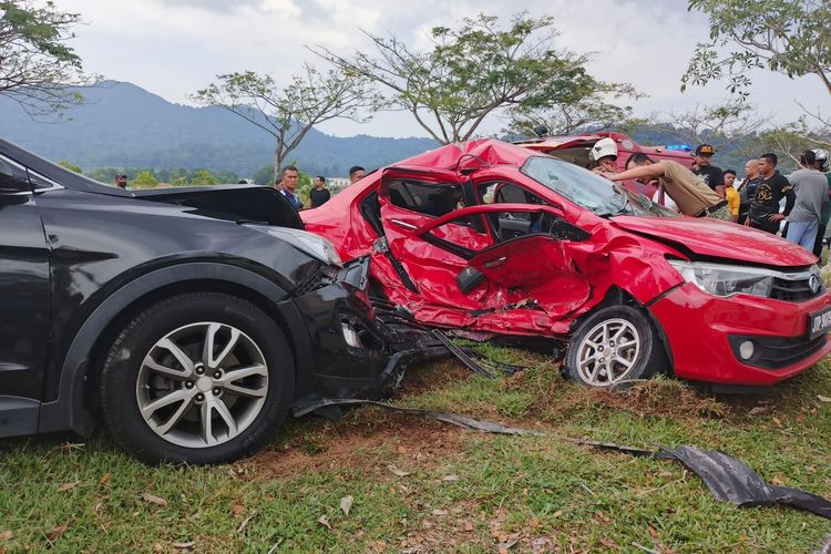 Kondisi mobil warna merah yang dibawa Agung usai dihantam di Malaysia, akhir Oktober 2024.