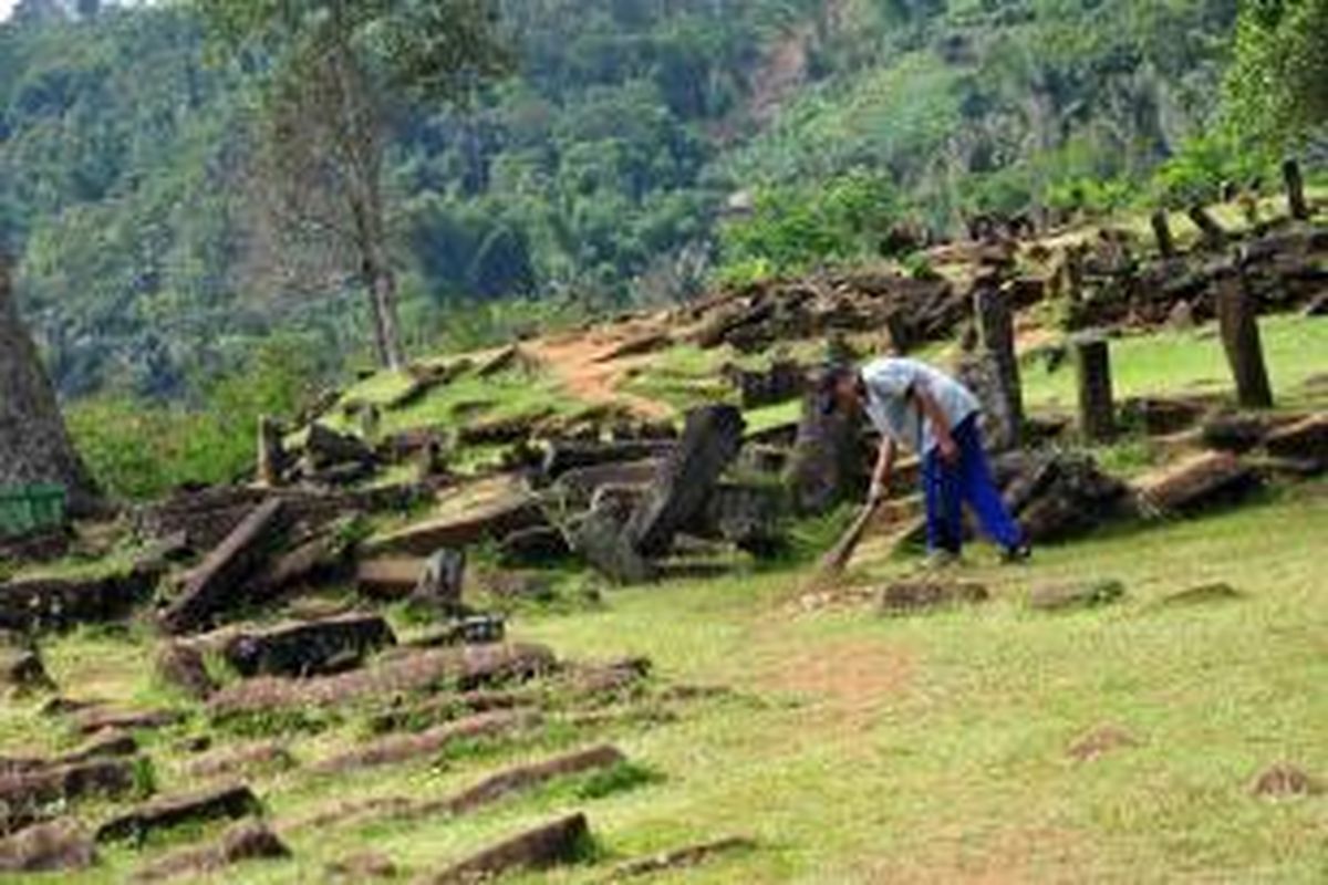 Seorang penjaga membersihkan situs Megalitikum Gunung Padang di kawasan Cianjur, Jawa Barat, Jumat (15/3/2013).