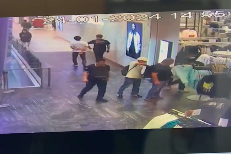 Tangkapan layar video detik-detik komplotan empat WNI diduga merampok turis Jepang di Thailand. 
