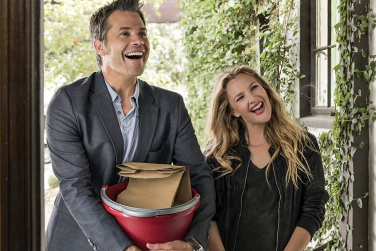 Drew Barrymore dan Timothy Olyphant dalam serial horor komedi Santa Clarita Diet (2017).