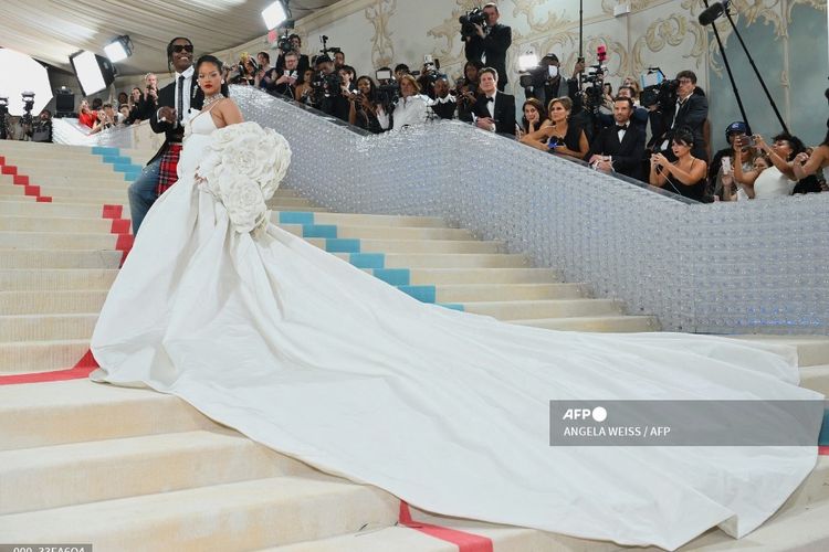 Pasangan artis musik Rihanna dan ASAP Rocky menaiki tangga menuju ruang utama acara Met Gala 2023 di Metropolitan Museum of Art, New York City, Senin (1/5/2023). 