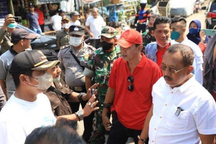 Wakil Wali Kota Surabaya Armuji (Cak Ji) saat mendatangi Kampung Teluk Nibung, Kecamatan Pabean Cantian, Surabaya, Kamis (29/9/2022). Antarwarga di kampung ini berselisih karena portal Pandemi. (Surya/Nuraini Faiz)